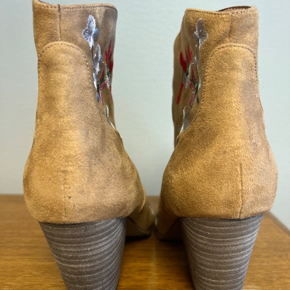 Diba Tan Suede Boho Booties with Floral Embroidery Size 6.5M - Picture 5 of 9
